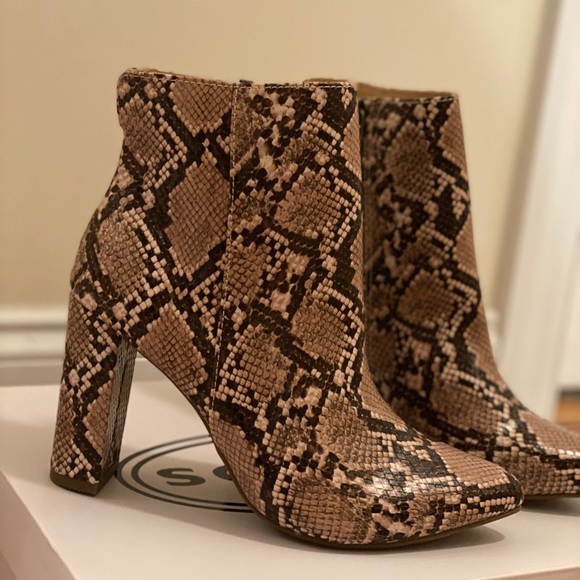 Scoop Shoes - Snake Skin Booties!